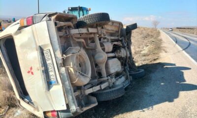 Devrilen minibüste 2 kişi yaralandı