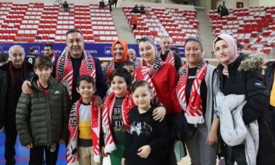 Öğrenciler, ‘Erkekler Voleybol 1. Lig Yükselme Maçları’nı tribünden takip etti
