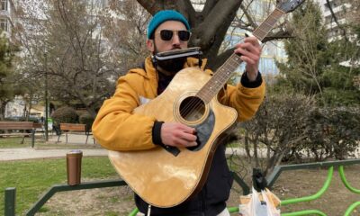 Aynı anda hem mızıka hem de gitar çalıyor – Odin Sarbazi: “Kendimi özgür hissettiğim