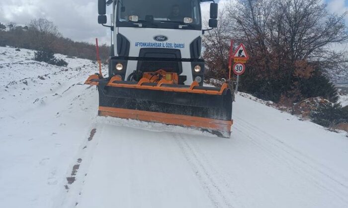 Köy yollarında karla mücadele çalışması sürüyor