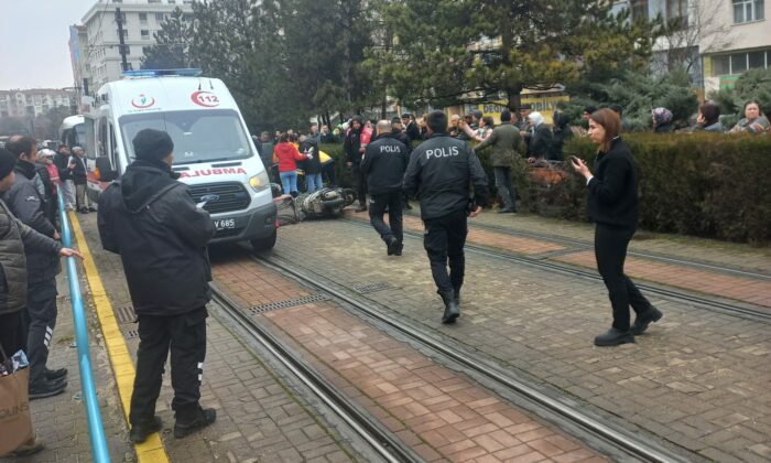 Tramvay Hattına giren Yaya’ya Motokuryenin çarpması sonucu ağır yaralandı