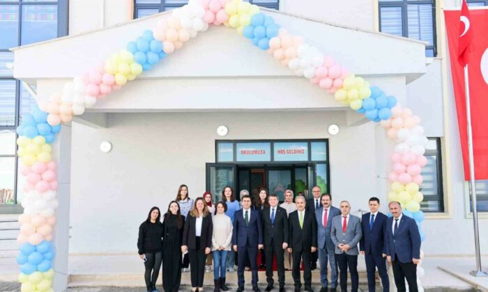 Vali Aygöl, ikinci yarıyılın ilk ders zilinde öğrencilerle bir araya geldi