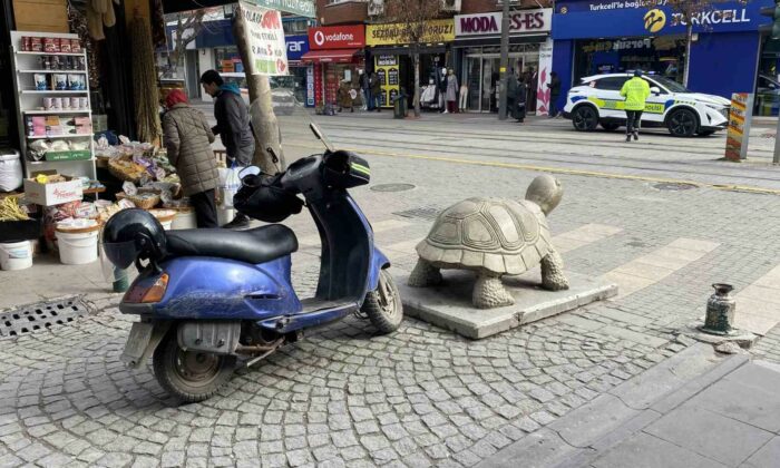 Polisin denetim yaptığı yere motosikletini hatalı park etti, cezayı yedi