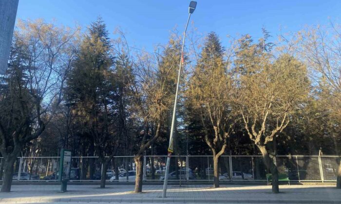 Bu aydınlatma direği onarım bekliyor