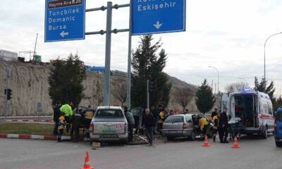 Tavşanlı’da otomobil ile kamyonet çarpıştı, 4 yaralı