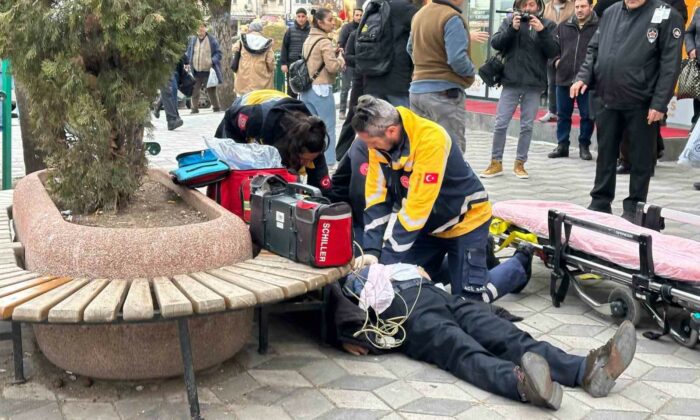 Yere yığılan yaşlı adama oradan geçen doktor müdahale etti, kalp masajı ile hayata döndü