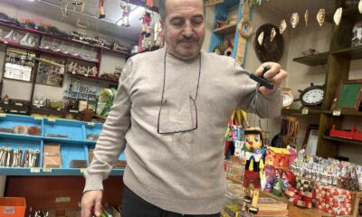 Yaptığı ahşap oyuncaklarla çocuklara geçmişi yeniden yaşatıyor