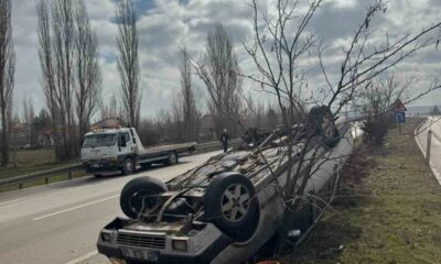 Orta refüje devrilen otomobilde sürücü yaralandı