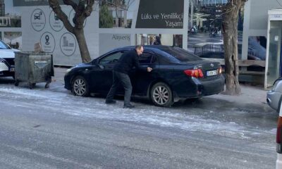 Buzun üstünde mahsur kalan aracı ittirerek zor hareket ettirdiler