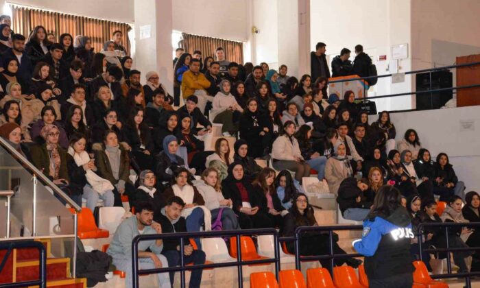 Üniversiteli öğrencilere ‘Bağımlı Olma, Geleceğe Umut Ol’ eğitimi verildi
