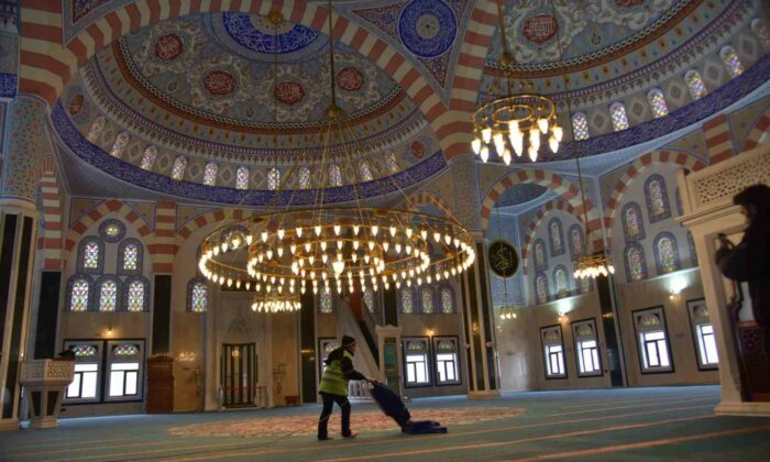Camilerde Ramazan temizliği yapıldı