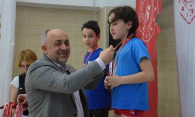 Minikler ve küçükler yüzme müsabakaları başladı