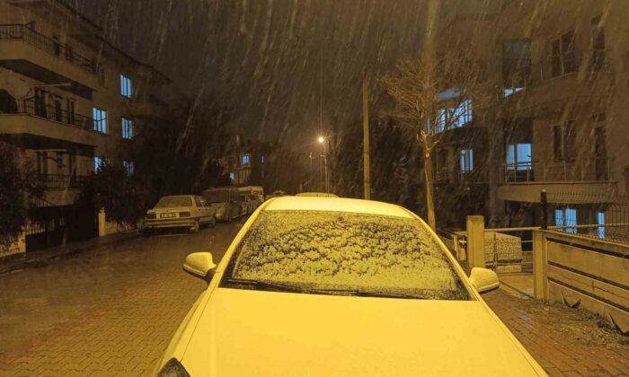 Afyonkarahisar’da beklenen kar yağışı başladı