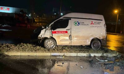 Kamyon ile minibüsün çarpıştığı kaza güvenlik kamerasında