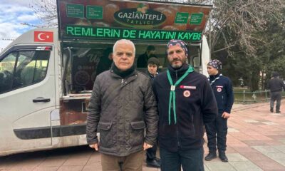 Eskişehir’de depremde hayatını kaybeden vatandaşlar için farklı yerlerde lokma dağıtıldı