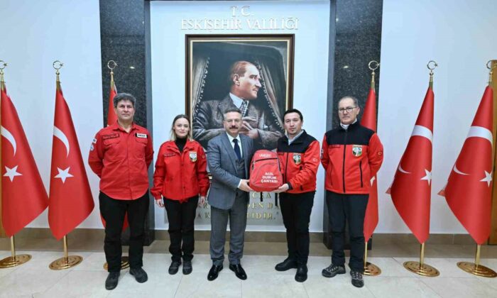 Eskişehir AKUT ekibi, toplum bilincinin arttırılması için yapılan çalışmaları Vali Aksoy’a anlattı