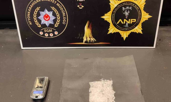 Polis takibe aldığı şahsı uyuşturucu madde ve hassas teraziyle yakaladı