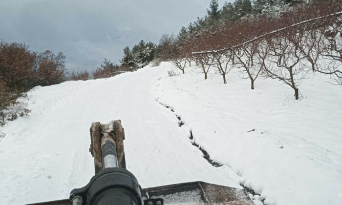 Osmaneli’nde kapanan köy yollarını açmak için ekipler seferber oldu