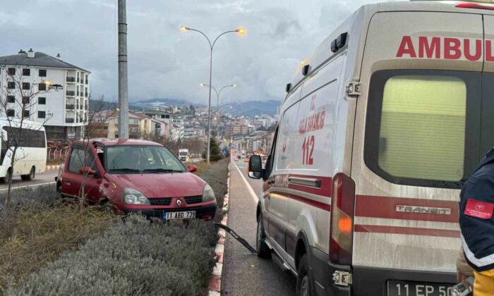Bilecik’te kontrolden çıkan otomobil orta refüje çıkarak elektrik direğine çarptı