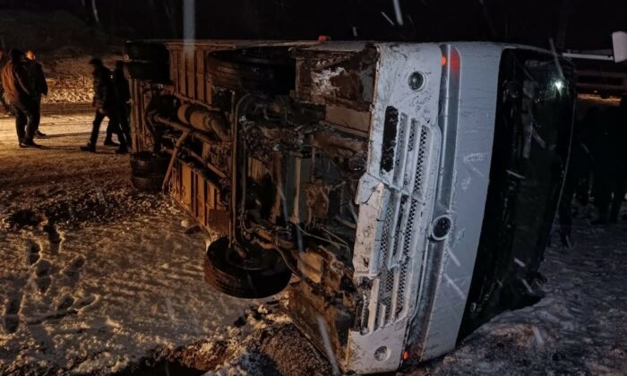Kütahya’da işçi servisi kaza yaptı: 3 yaralı