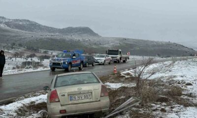 Şarampole giren otomobilde 4 kişi yaralandı