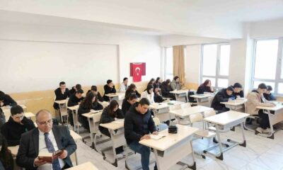 Kaymakam Kılıç, öğrencilerle birlikte kitap okudu
