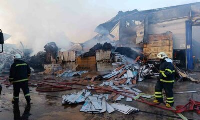 Fabrika yangınına eksi 5 derecede yapılan müdahalede su sıkılan bazı yerler buz tuttu