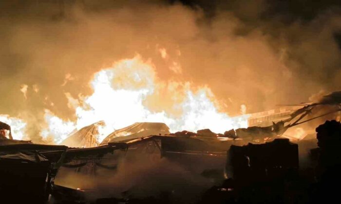 Afyonkarahisar’da çıkan fabrika yangını 5 saattir devam ediyor
