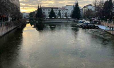 Eksi 6 derecede Porsuk Çayı buz tuttu