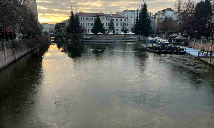 Eksi 6 derecede Porsuk Çayı buz tuttu