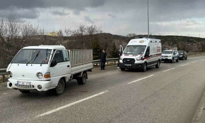 Kontrolden çıkan kamyonet bariyerlere çarptı, sürücüsü yaralandı