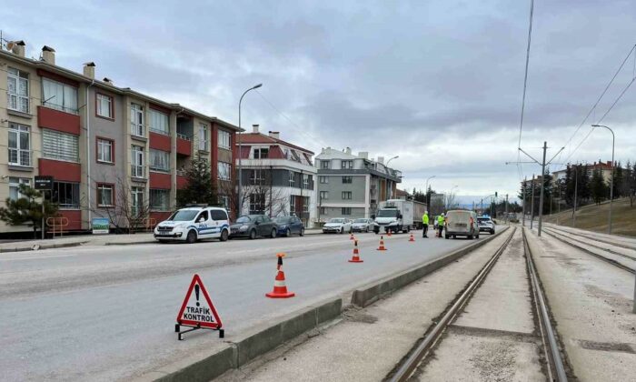 Polis ekiplerince 102 araç sürücüsüne cezai işlem yapıldı