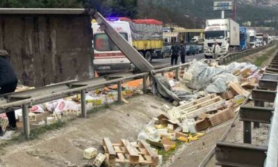 Bilecik’te tır devrildi, kuruyemiş ve baklagiller yola saçıldı