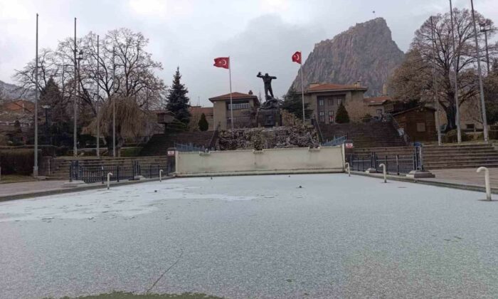 Afyonkarahisar’da soğuk havadan dolayı süs havuzları buz tuttu