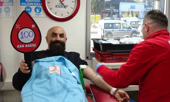 Genel Cerrahi Uzmanı Dr. Kerem Keskin, 100’üncü kan bağışında bulundu