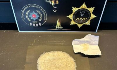 Otomobilin bagajındaki uyuşturucu zulasını polis buldu