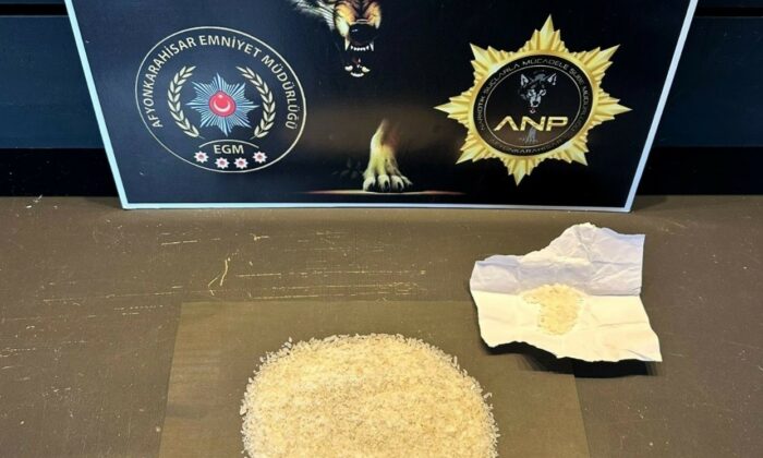 Otomobilin bagajındaki uyuşturucu zulasını polis buldu