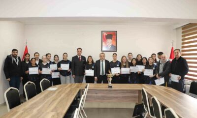 Başarılı sporculara belgelerini verdi