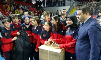 Kütahya’da sporculara malzeme desteği dağıtıldı