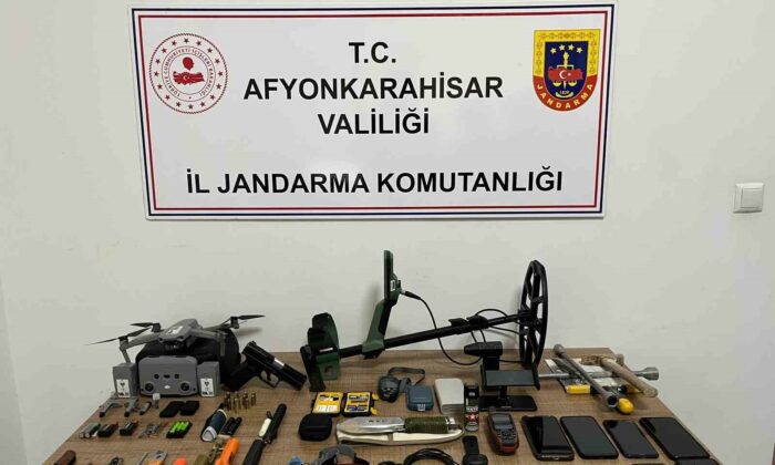 Dron ile güvenlik önlemi alıp define arayan şahısları jandarma yakaladı