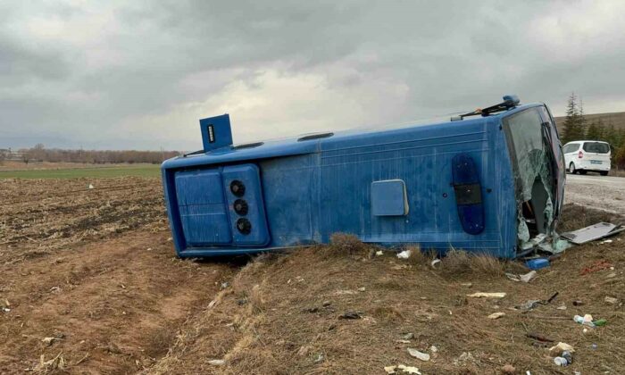 Cezaevi aracı devrildi, 14 kişi yaralandı