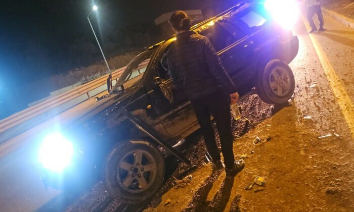 Kontrolden çıkan araç refüje çarpıp karşı şeride geçti