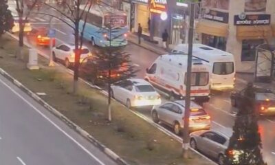 Kütahya’da sürücüler fermuar sistemi ile ambulansa yol verdi