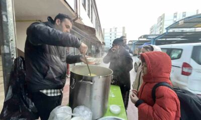 Sabah işe, okula giden vatandaşlara sıcak çorba