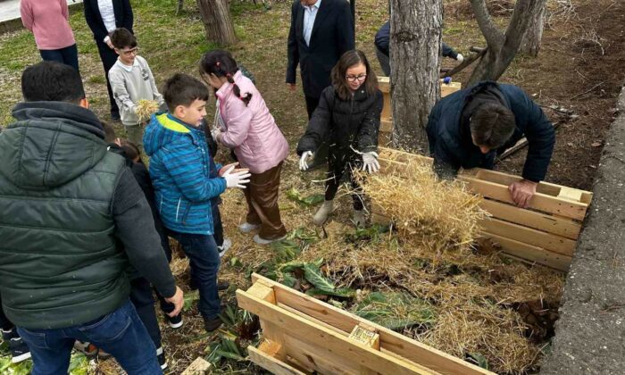 Öğrencilere kompost ve gübre yapımını öğretti