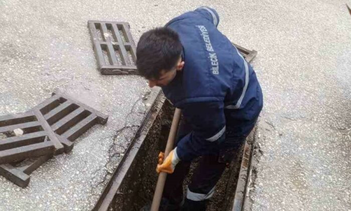 Bilecik Belediye ekiplerinden mazgallarda temizlik