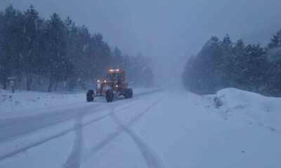 Kütahya’da kar yağışı sürücüleri mağdur etti, kamyoncular dağda mahsur kaldı