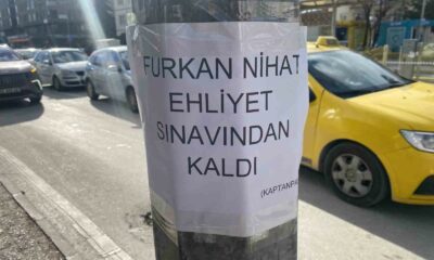 Kent merkezinde direğin üzerine yapıştırılan ilginç yazı dikkat çekti