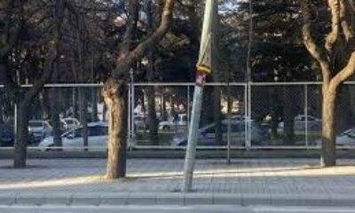 Bu aydınlatma direği onarım bekliyor