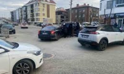 Cadde ile sokak kesişiminde çarpışan 2 araç hasar gördü